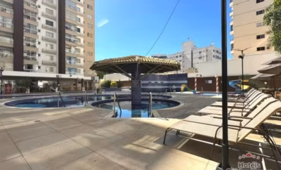 Centro de Caldas Novas a pé: Monumento das Águas, praças e gastronomia